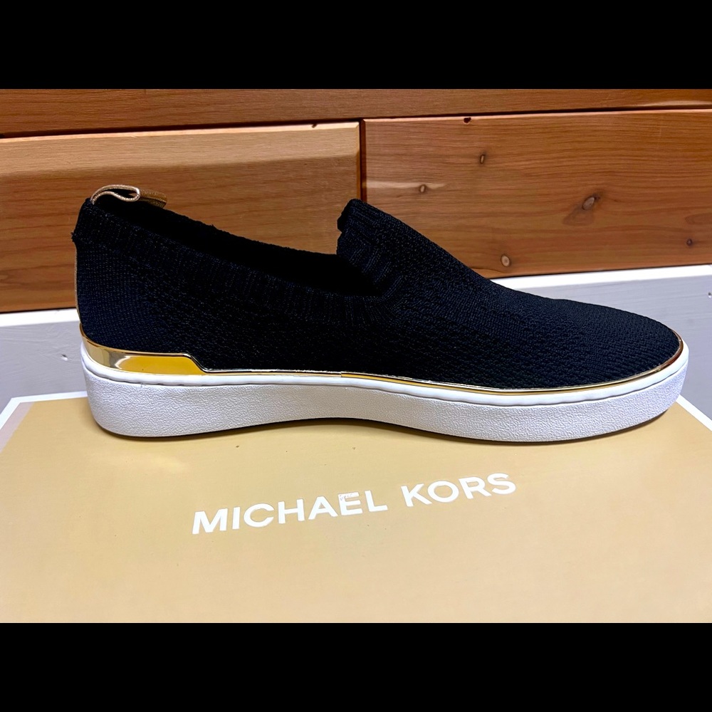 Women’s Authentic Michael Kors flat shoes only worn once. Just like new.
